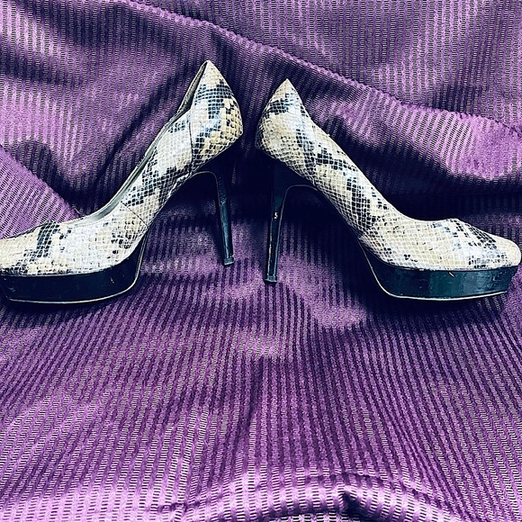 ➡️ !BOGO! ⬅️ GUESS Snake Skin Platform Pumps/ Used - Picture 8 of 15